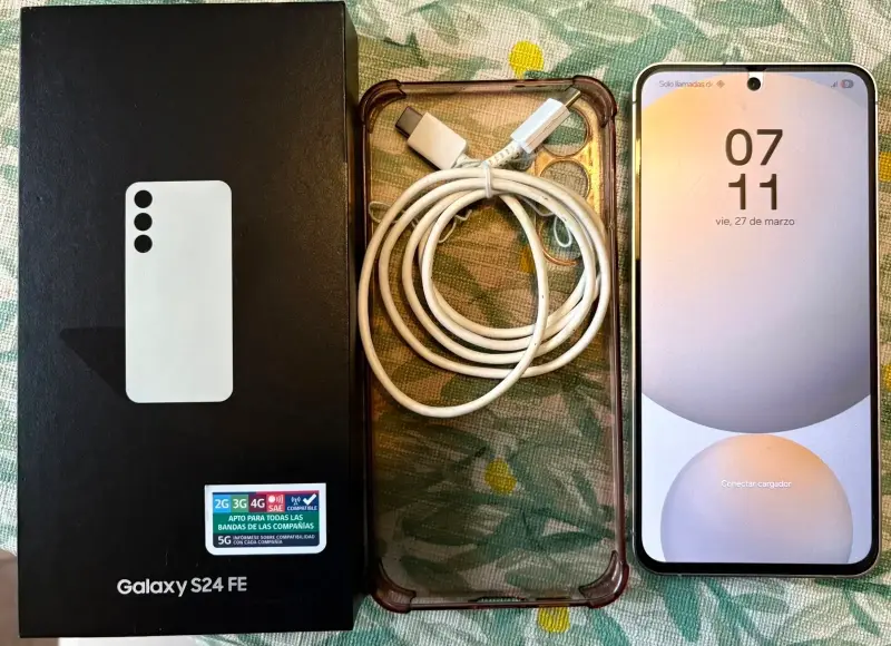 Samsung Galaxy S24 FE con caja y accesorios - 2