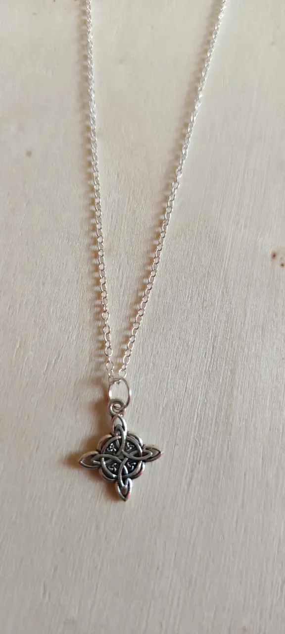 Collar de plata con colgante celta