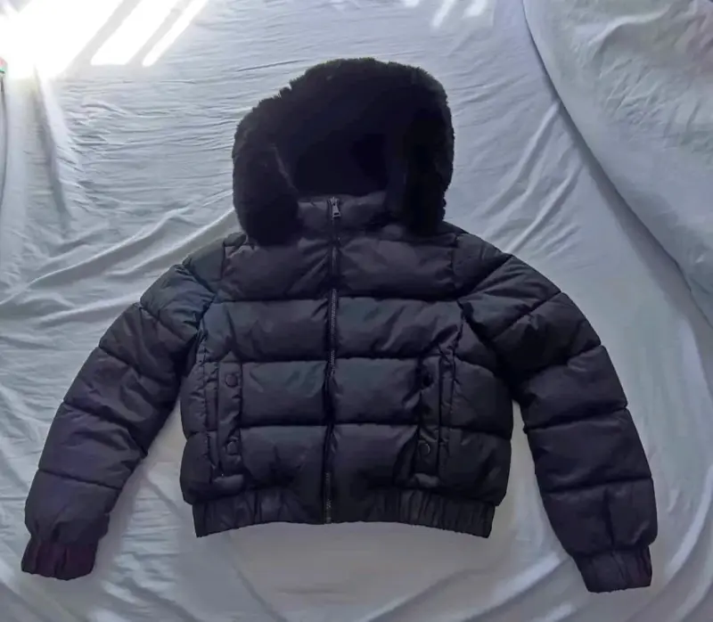 Chaqueta acolchada negra con capucha de chiporro - 1