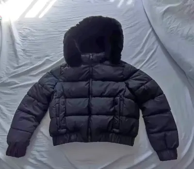 Chaqueta acolchada negra con capucha de chiporro - miniatura 1