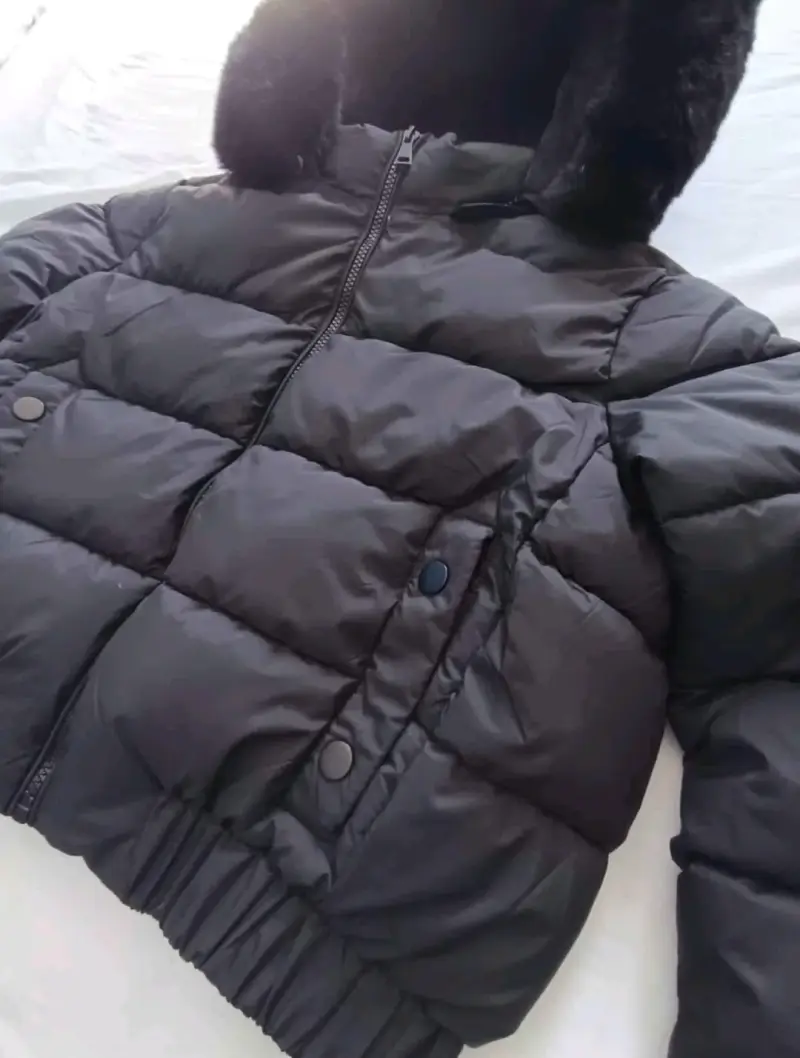 Chaqueta acolchada negra con capucha de chiporro - 2
