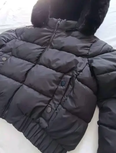 Chaqueta acolchada negra con capucha de chiporro - miniatura 2