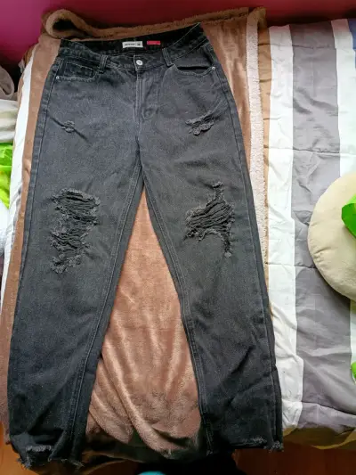 Jeans negros desgastados para mujer - miniatura 1