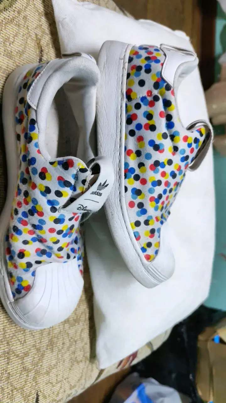 Zapatillas Adidas Disney con diseño de lunares - 1