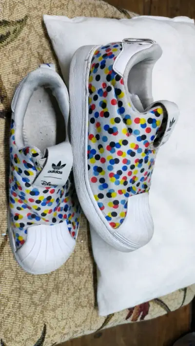 Zapatillas Adidas Disney con diseño de lunares - miniatura 2
