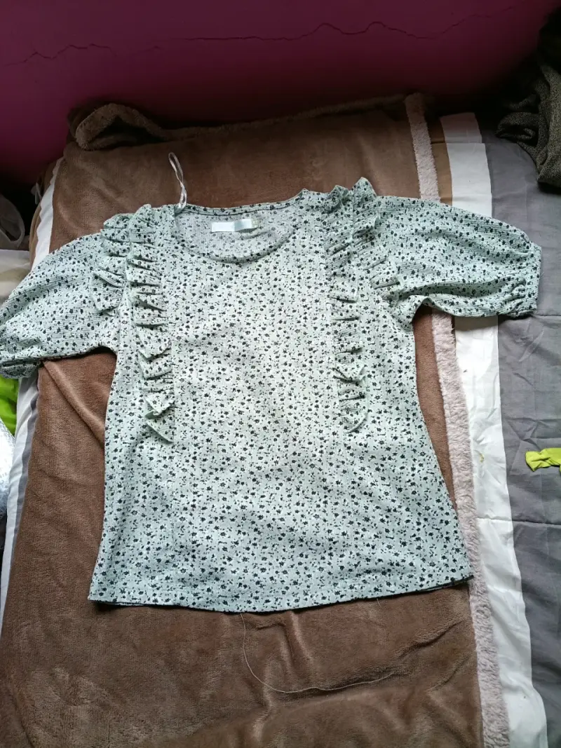 Blusa de mujer con volantes y estampado floral