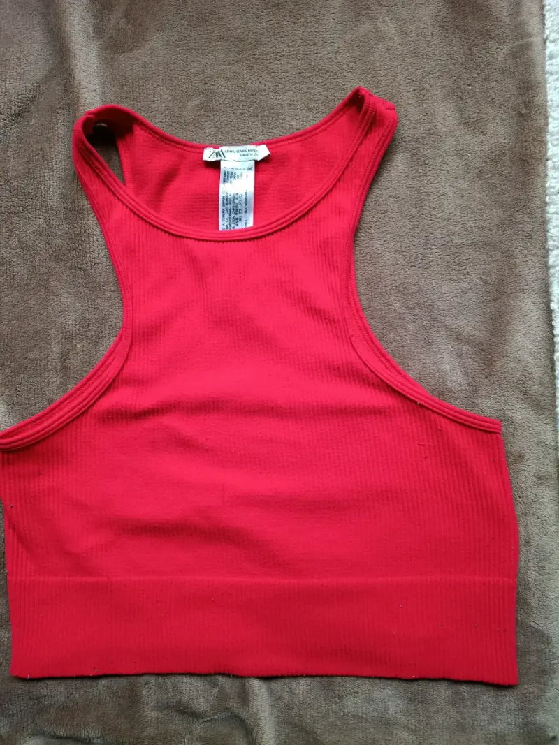 Top corto rojo sin mangas Zara