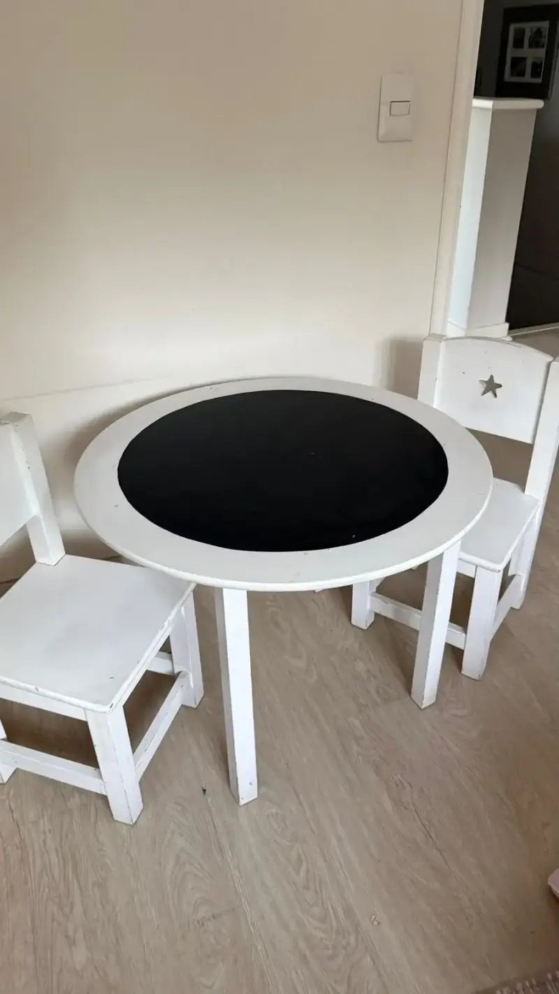 Mesa y sillas infantiles blancas de madera