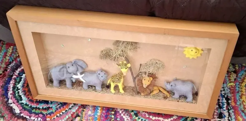 Cuadro decorativo con animales de fieltro