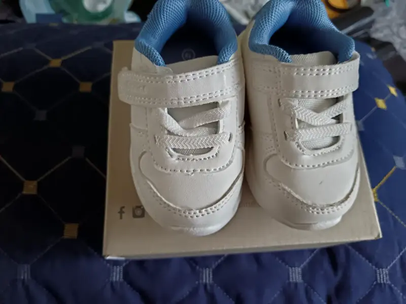 Zapatillas blancas para bebé Opaline con velcro - 1