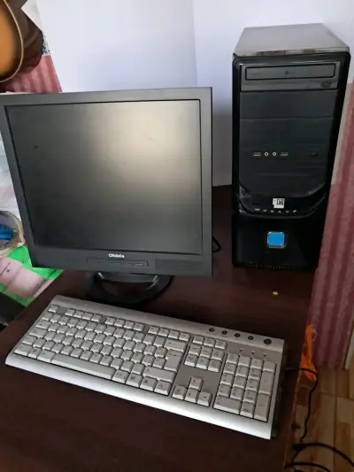 Computador de Escritorio con Monitor y Teclado - miniatura 1