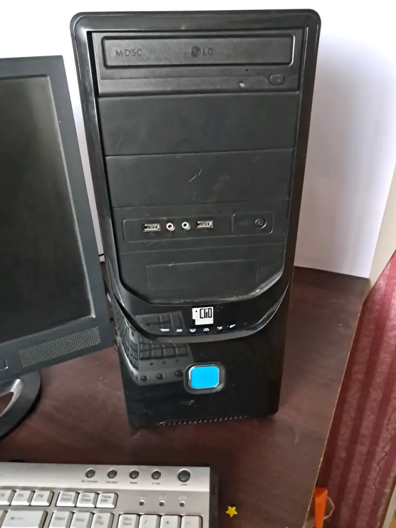 Computador de Escritorio con Monitor y Teclado - 2