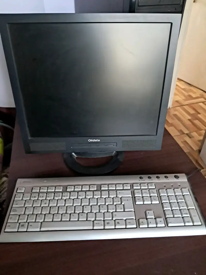 Computador de Escritorio con Monitor y Teclado - 3
