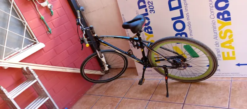 Bicicleta de montaña negra con llantas verdes - 1