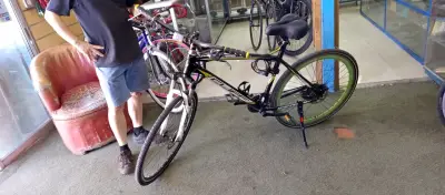 Bicicleta de montaña negra con llantas verdes - miniatura 3