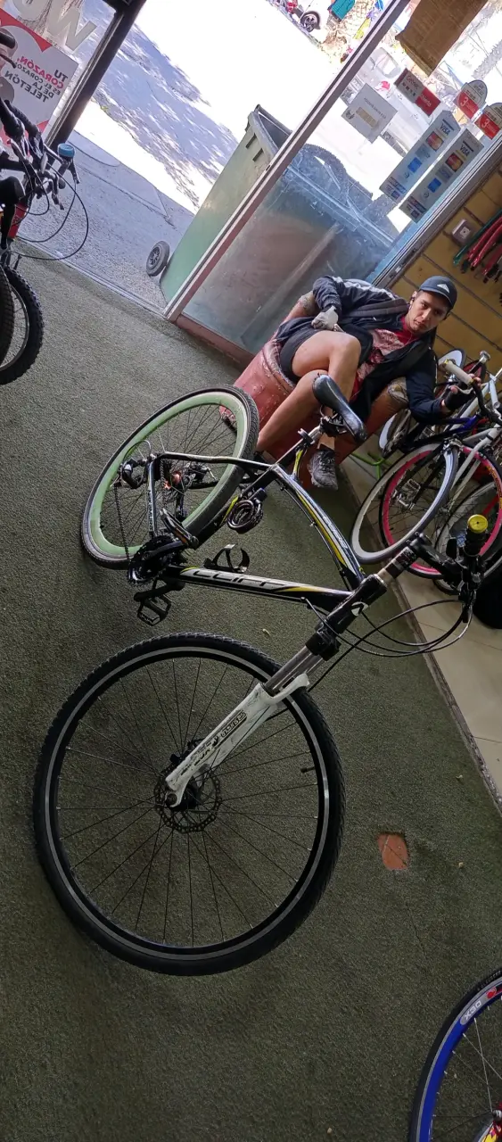 Bicicleta de montaña negra con llantas verdes - 4