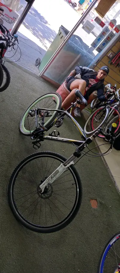 Bicicleta de montaña negra con llantas verdes - miniatura 4
