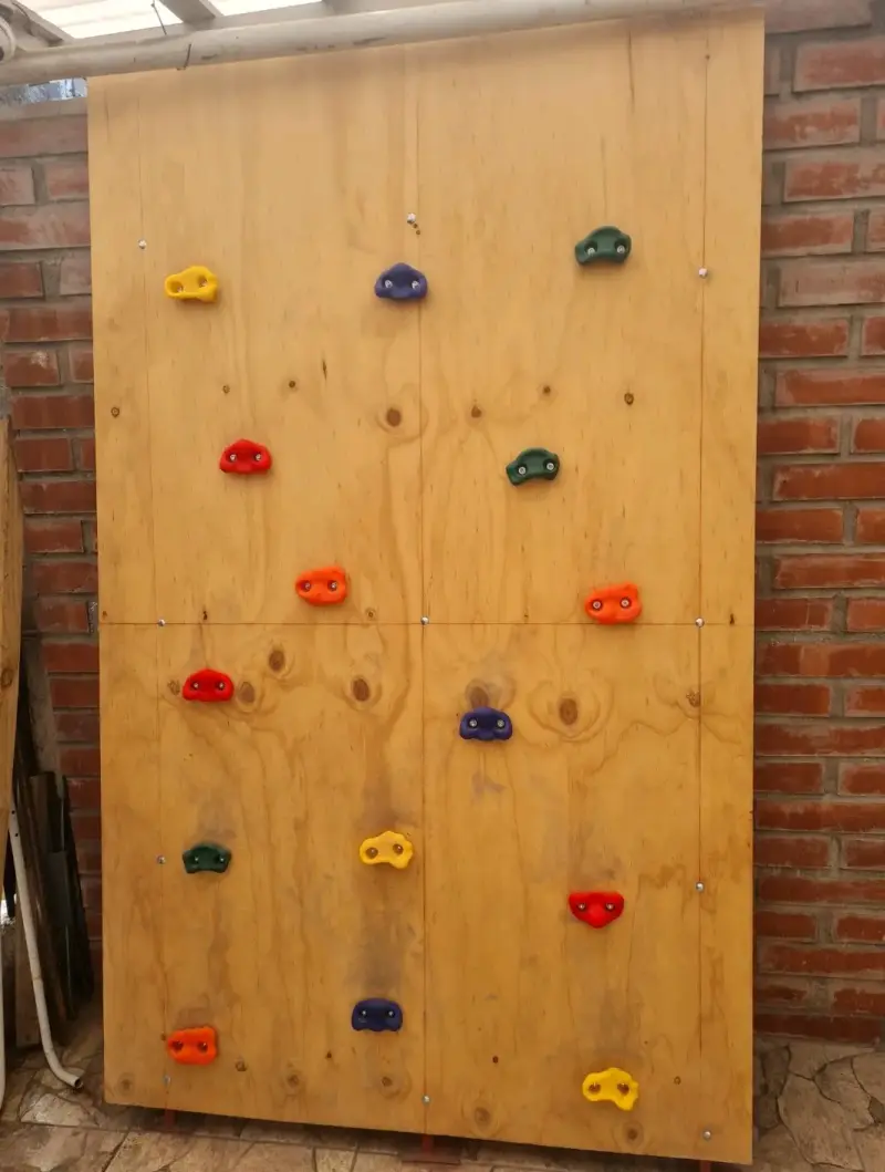 Muro de escalada para niños con presas de colores