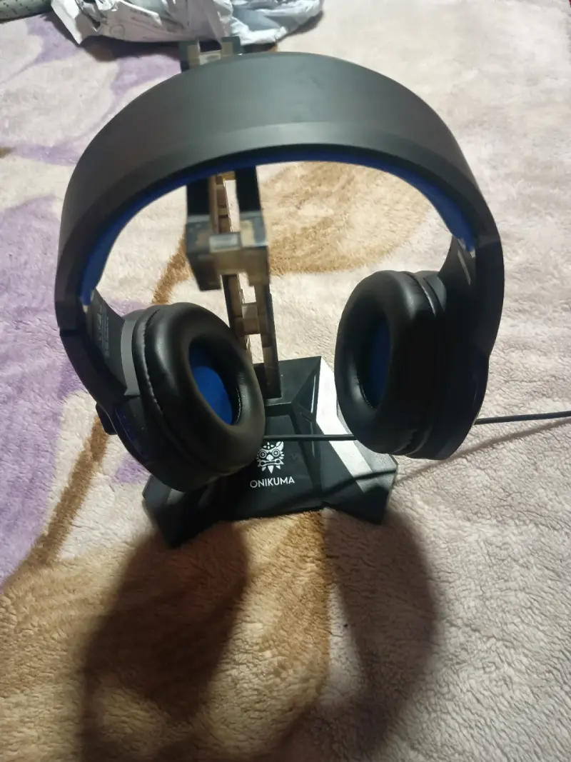 Soporte para audífonos Onikuma con diseño moderno - 2