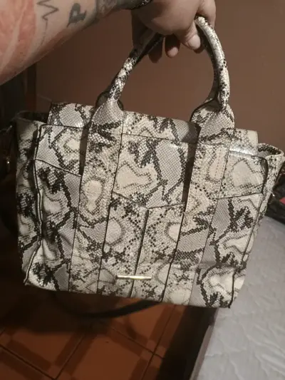 Cartera de mano con diseño de serpiente - miniatura 1