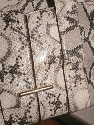 Cartera de mano con diseño de serpiente - miniatura 2