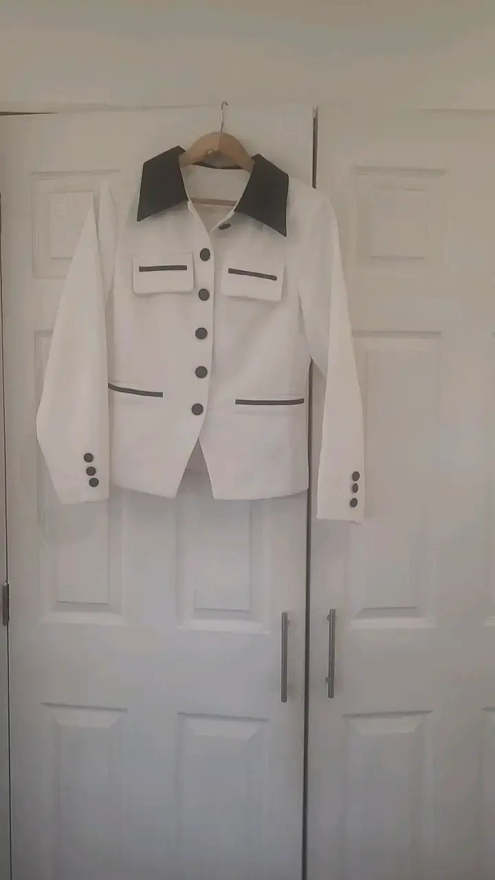 Chaqueta blanca con detalles negros elegante