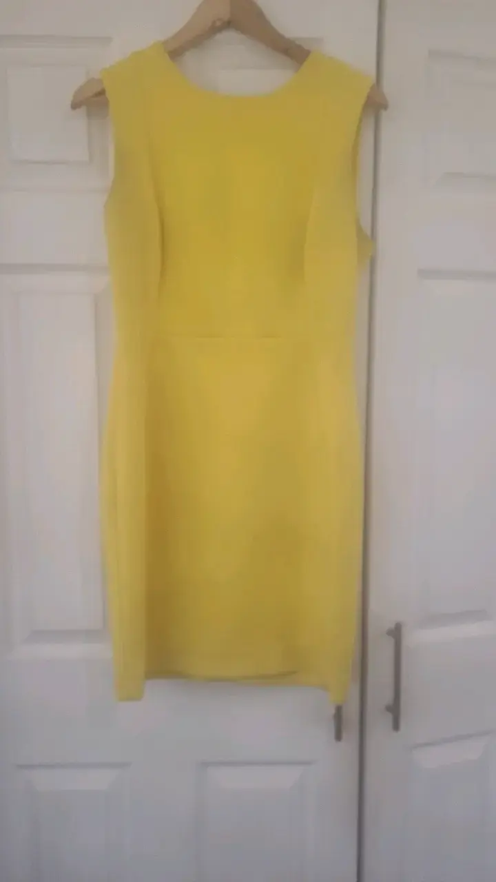 Vestido amarillo sin mangas elegante