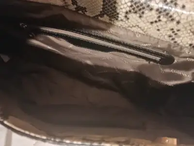Cartera de mano con diseño de serpiente - miniatura 5