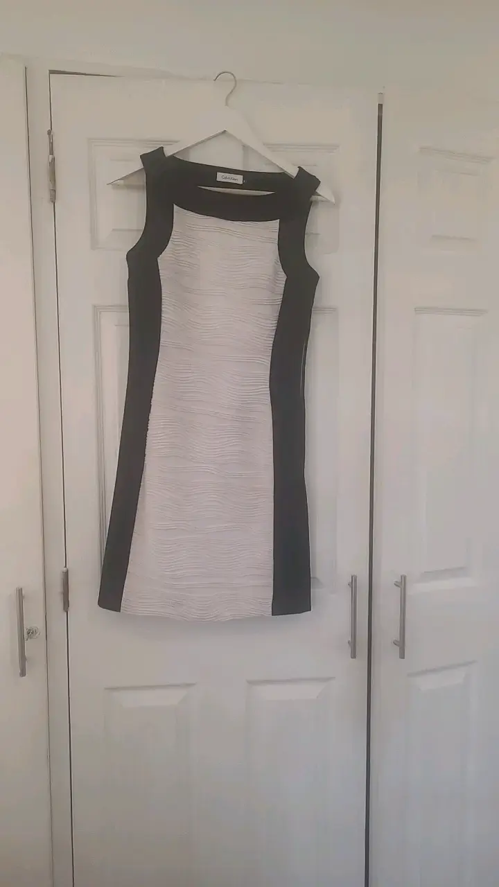Vestido Calvin Klein blanco y negro elegante