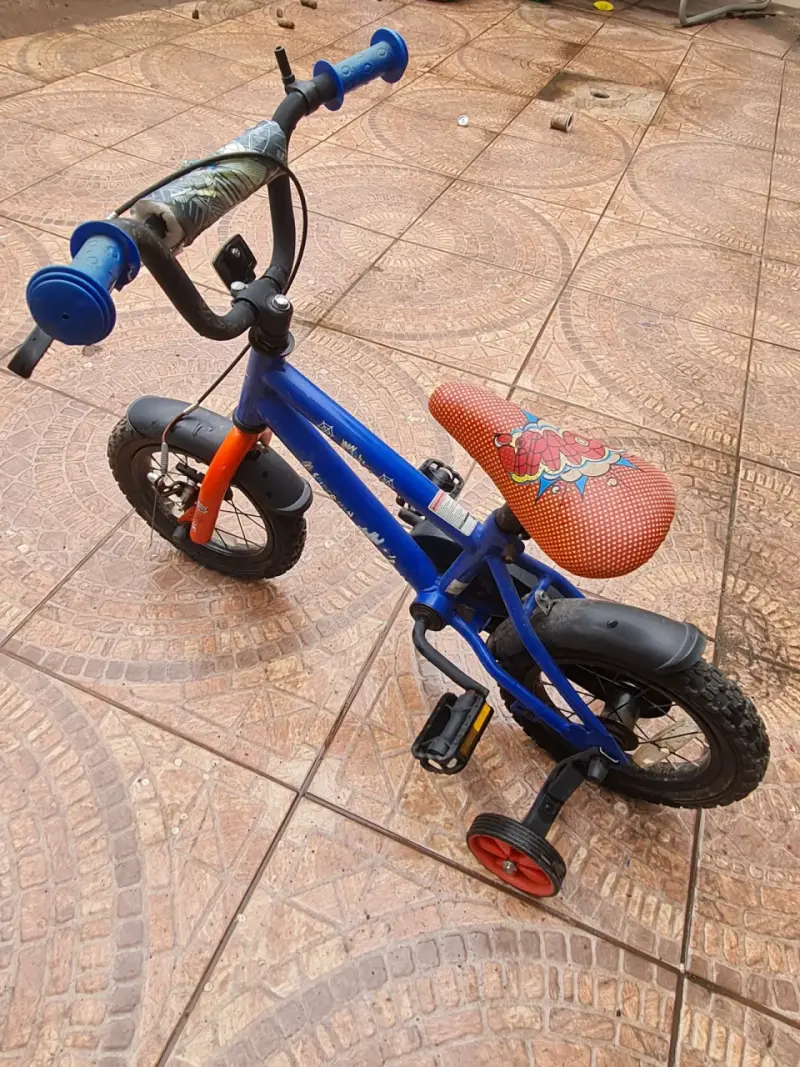 Bicicleta infantil spidermsn con rueditas de apoyo