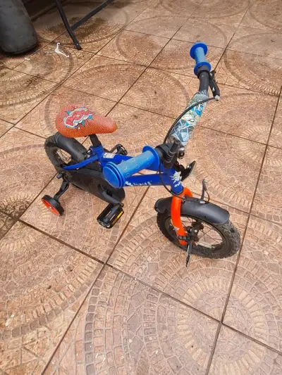 Bicicleta infantil spidermsn con rueditas de apoyo - miniatura 2