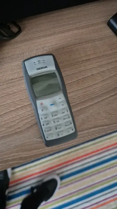 Teléfono celular Nokia clásico en buen estado - miniatura 1