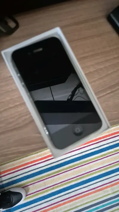 iPhone 4S en buen estado con caja original - miniatura 1