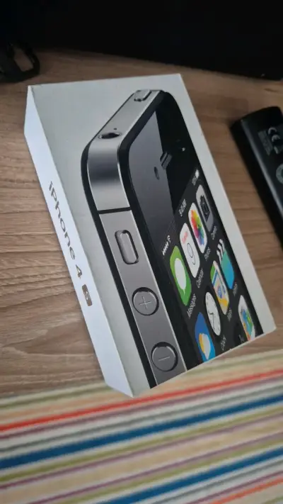 iPhone 4S en buen estado con caja original - miniatura 2