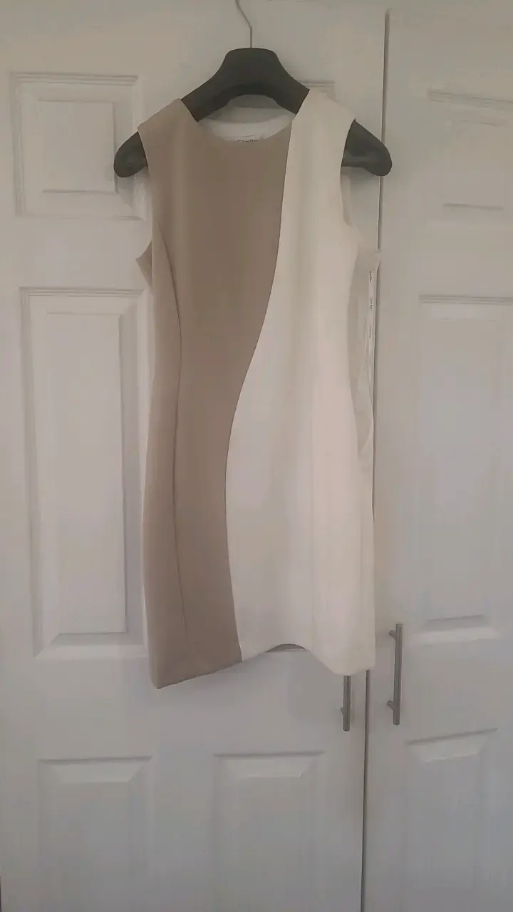Vestido sin mangas bicolor elegante