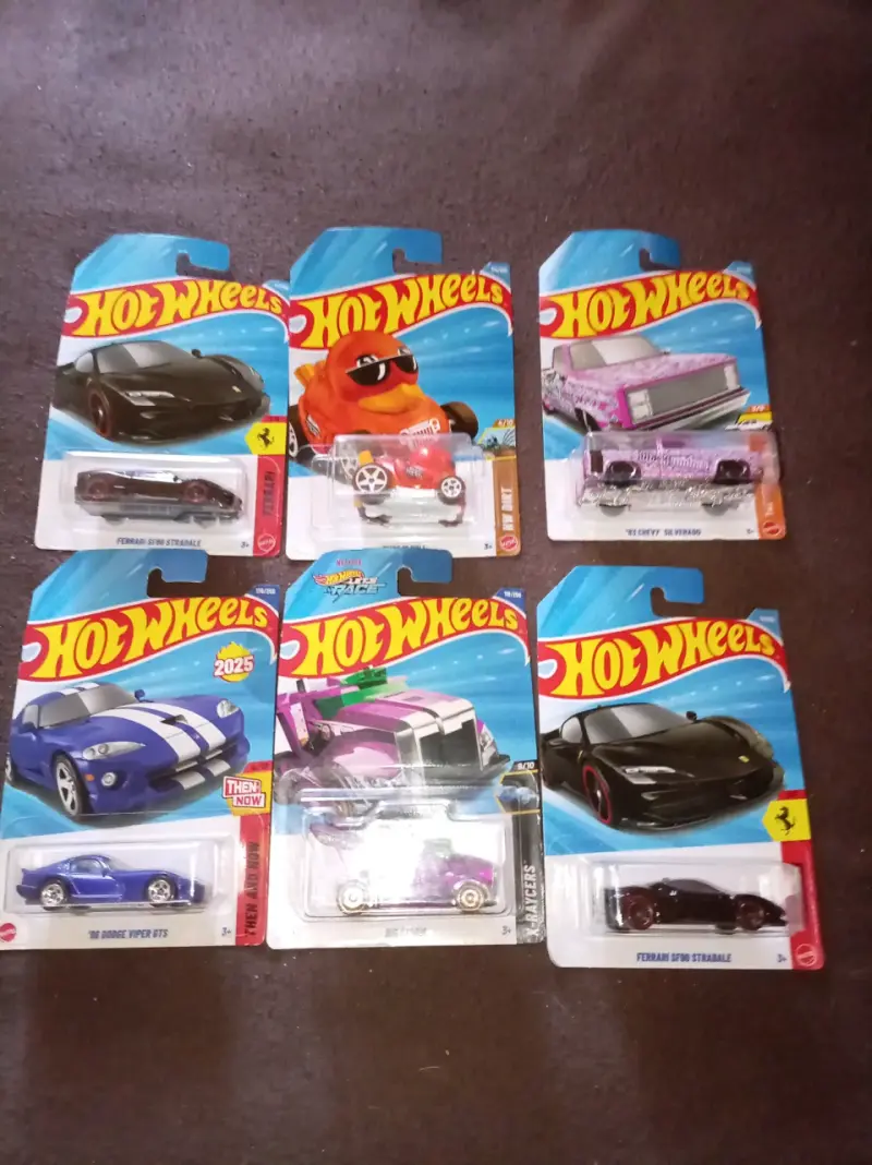 Colección de autos Hot Wheels variados - 5