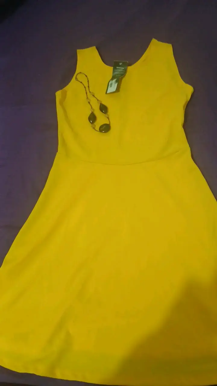 Vestido amarillo sin mangas con collar