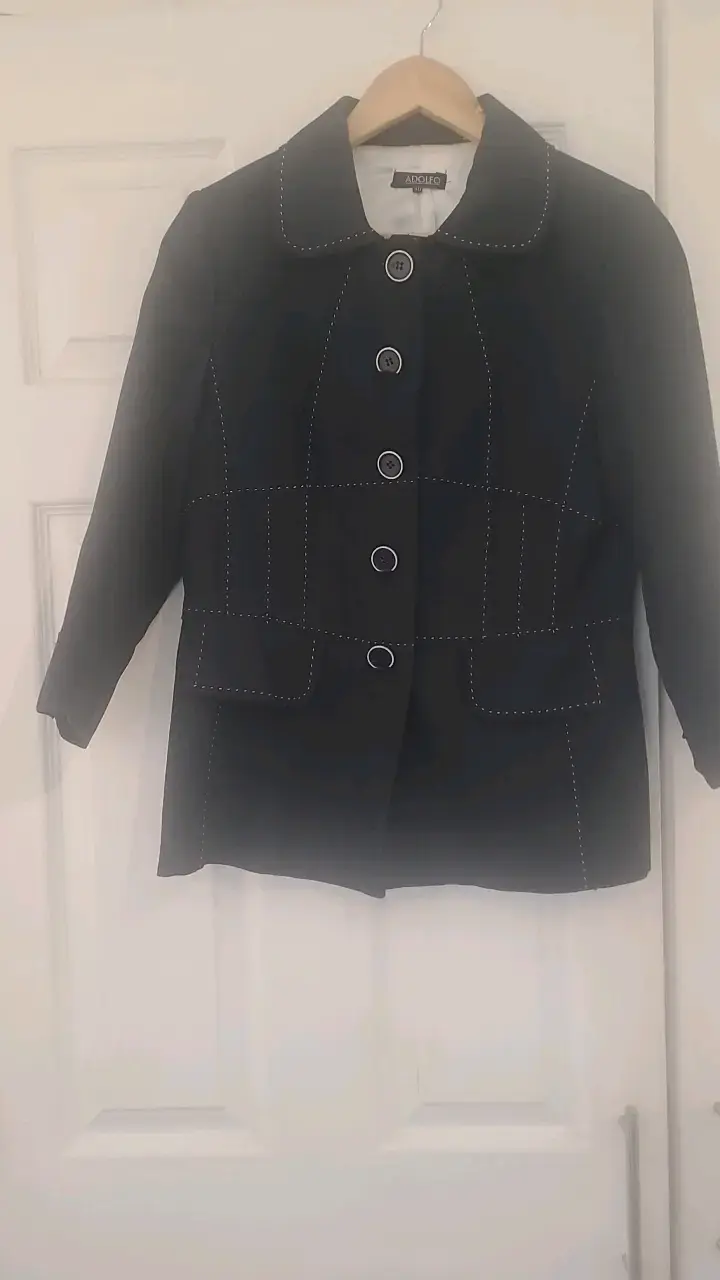 Abrigo negro de mujer con botones decorativos