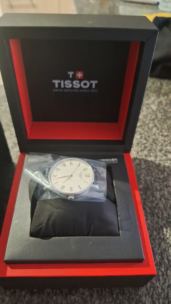 Reloj Tissot Everytime de Cuero Negro - 4