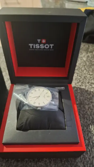 Reloj Tissot Everytime de Cuero Negro - miniatura 4