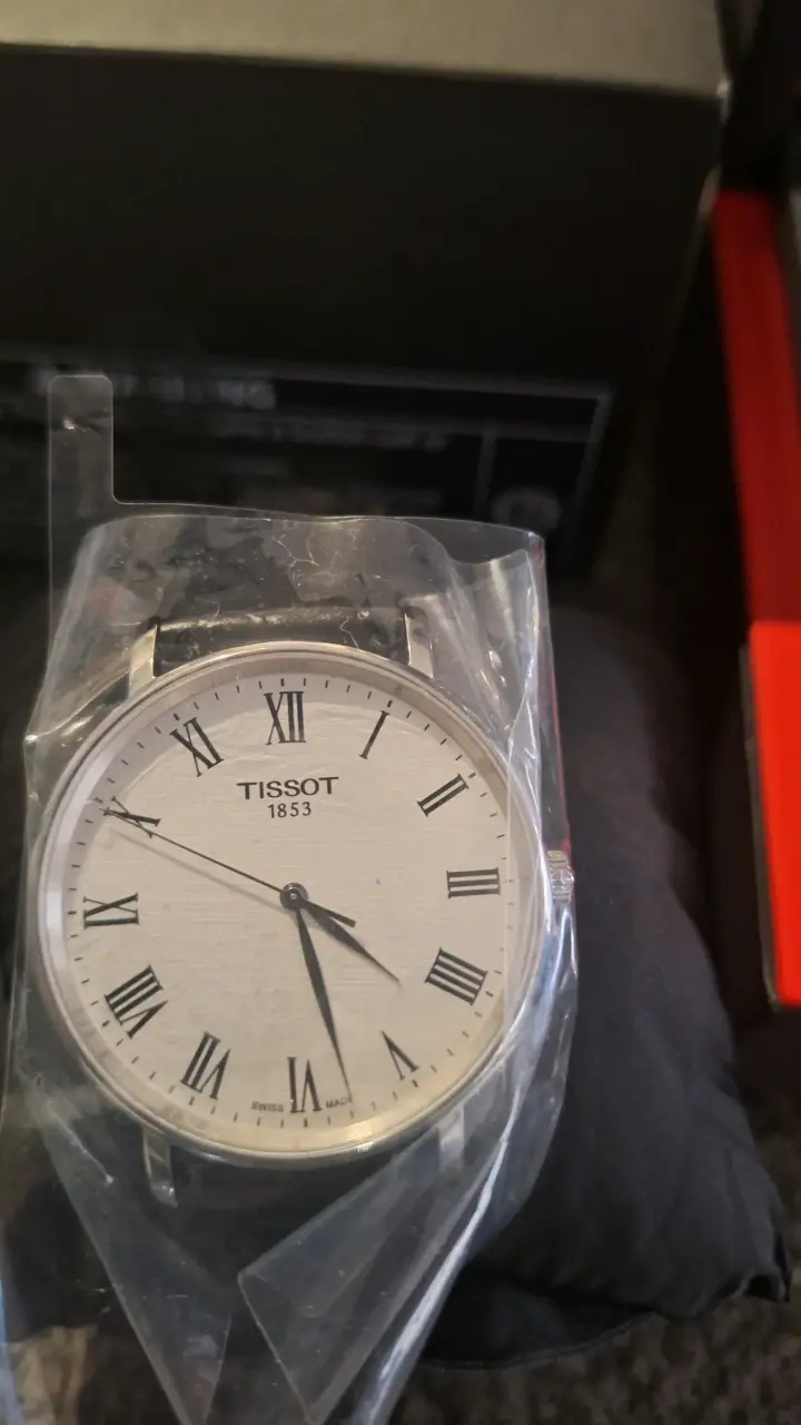 Reloj Tissot Everytime de Cuero Negro - 5
