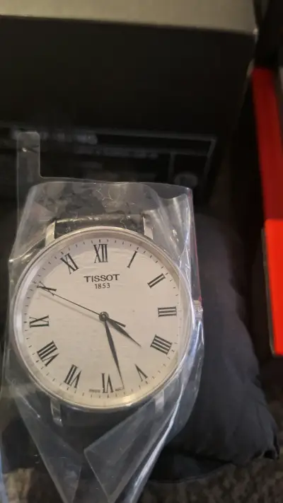 Reloj Tissot Everytime de Cuero Negro - miniatura 5