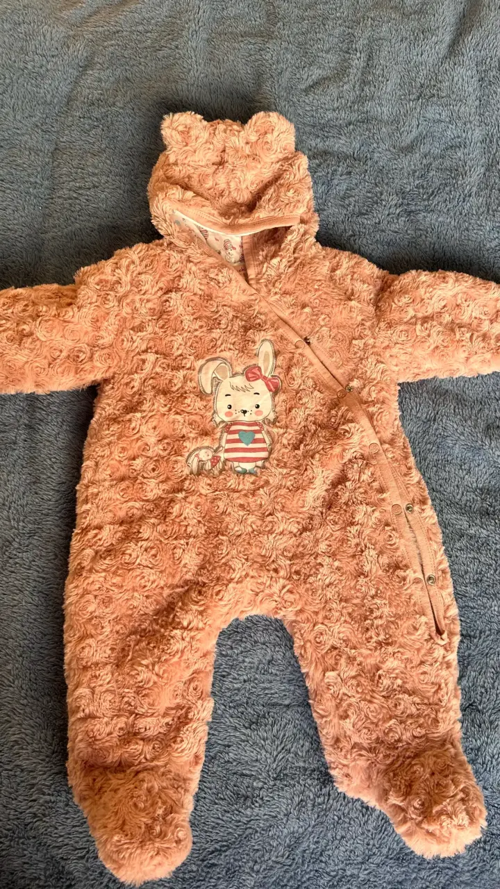 Enterito de bebé rosado con diseño de conejo - 1