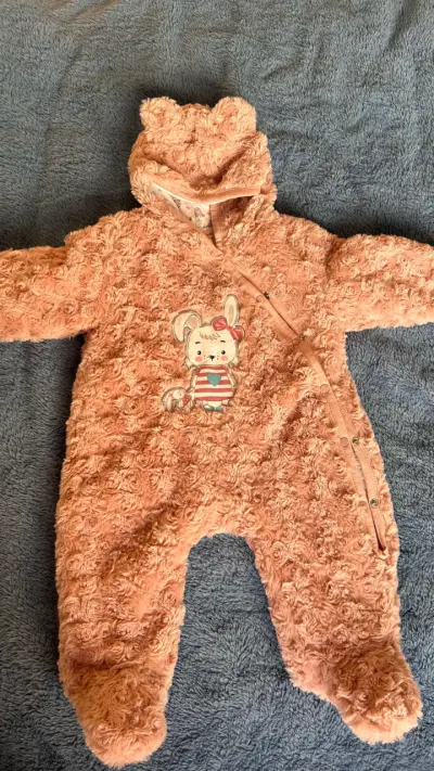 Enterito de bebé rosado con diseño de conejo - miniatura 1