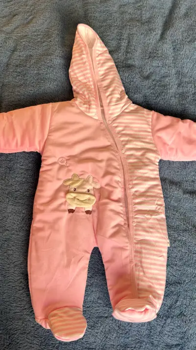 Enterito de bebé rosado con capucha, diseño de vac - miniatura 1
