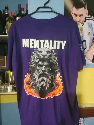 Polera de hombre con diseño gráfico - miniatura 1