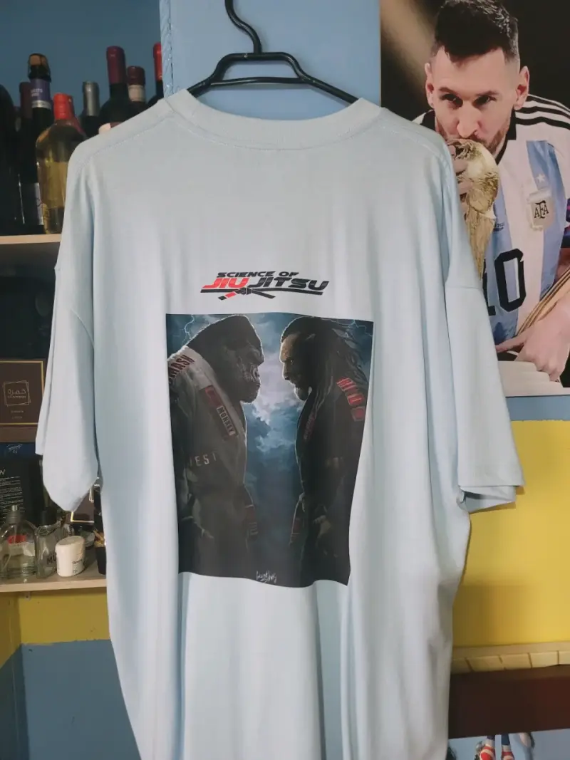 Polera de hombre con diseño gráfico - 2