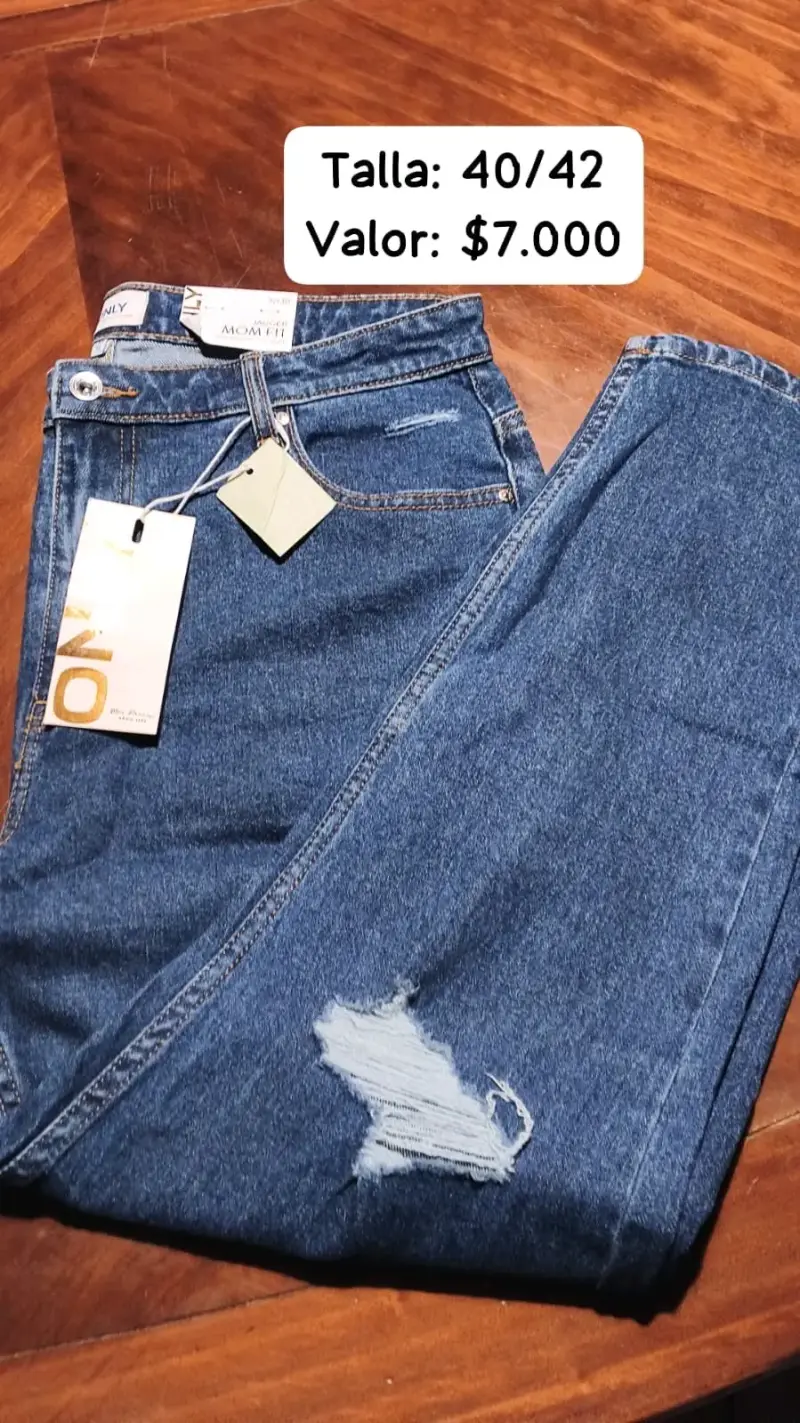 Jeans de mezclilla azul con diseño rasgado - 1