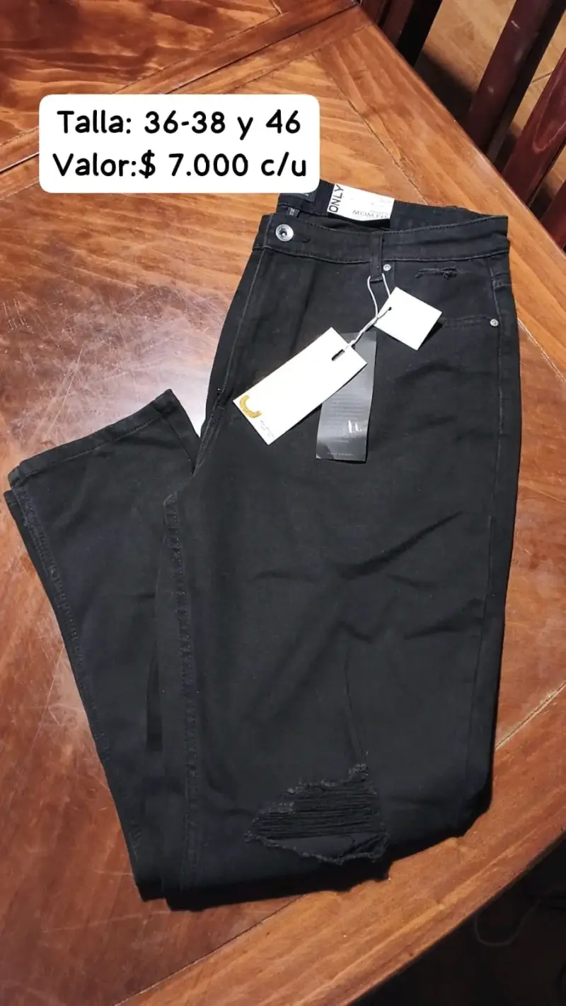 Jeans de mezclilla azul con diseño rasgado - 2