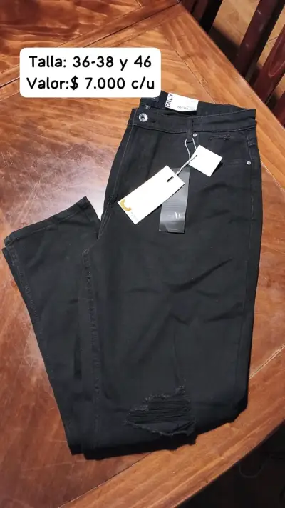 Jeans de mezclilla azul con diseño rasgado - miniatura 2